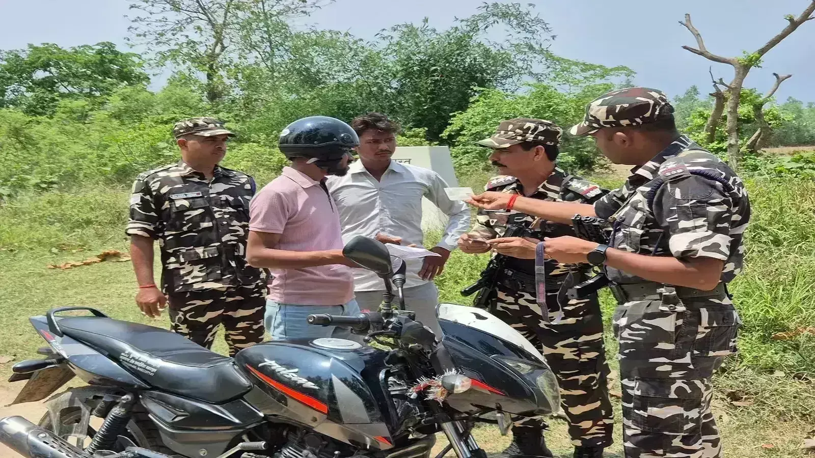 Lucknow: घुसपैठ की बड़ी साजिश नाकाम, नेपाल सीमा से 37 संदिग्ध हिरासत में Lucknow: घुसपैठ की बड़ी साजिश नाकाम, नेपाल सीमा से 37 संदिग्ध हिरासत में