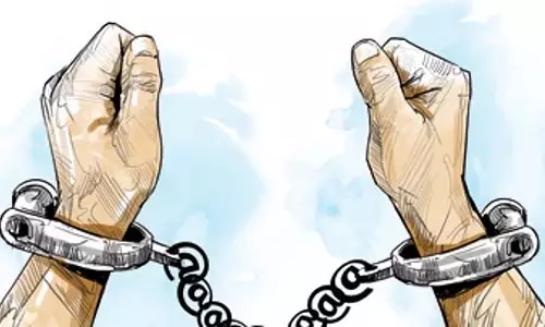 Odisha: पोंजी स्कीम मामले में संलिप्तता के आरोप में महिला और उसकी बेटी गिरफ्तार Odisha: पोंजी स्कीम मामले में संलिप्तता के आरोप में महिला और उसकी बेटी गिरफ्तार
