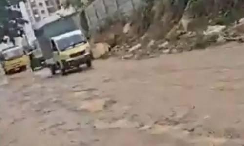 Bengaluru: गड्ढों से परेशान स्कूल ने सरकार को दिखाई सच्चाई