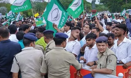 BJD ने भुवनेश्वर में किया प्रदर्शन, सामाजिक एवं आर्थिक रूप से पिछड़े वर्गों के लिए 27 प्रतिशत आरक्षण की मांग