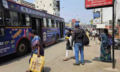 Bus Stops पर आश्रय की कमी के कारण यात्रियों को मौसम की अनिश्चितताओं का सामना करना पड़ रहा