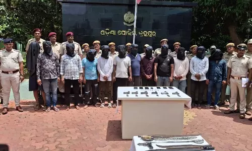 Odisha : बरहामपुर में 12 असामाजिक तत्व गिरफ्तार; 6 पिस्तौल, 12 गोला-बारूद जब्त Odisha : बरहामपुर में 12 असामाजिक तत्व गिरफ्तार; 6 पिस्तौल, 12 गोला-बारूद जब्त