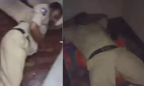 Bandlaguda में ड्यूटी के दौरान झपकी लेते पकड़े गए दो पुलिसकर्मी Bandlaguda में ड्यूटी के दौरान झपकी लेते पकड़े गए दो पुलिसकर्मी