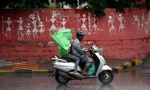 Hyderabad और जिलों में भीषण गर्मी में बारिश से हाहाकार