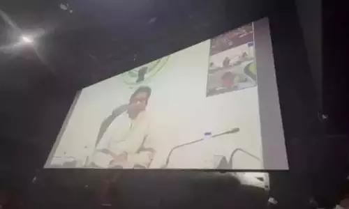 Pawan Kalyan ने लाइव थिएटर प्रसारण के माध्यम से रविवालसा के ग्रामीणों से बातचीत की Pawan Kalyan ने लाइव थिएटर प्रसारण के माध्यम से रविवालसा के ग्रामीणों से बातचीत की