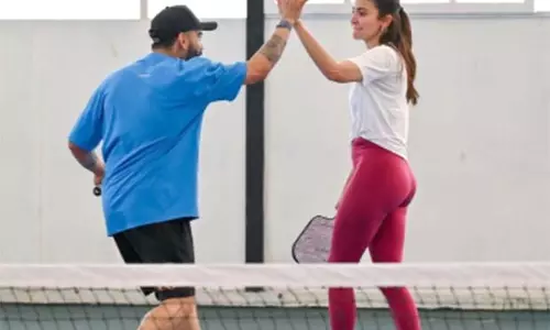 Anushka Sharma and Virat Kohli आरसीबी टीम के साथ पिकलबॉल मैच में शामिल हुए Anushka Sharma and Virat Kohli आरसीबी टीम के साथ पिकलबॉल मैच में शामिल हुए
