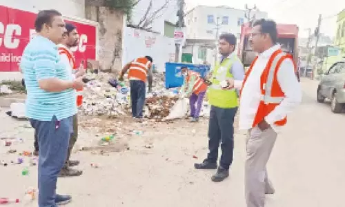 समय पर ढेर लगे कूड़े को न उठाने से GHMC के बाबू भी परेशान