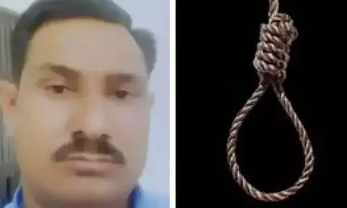 महिला द्वारा ब्लैकमेल किए जाने पर इंदौर के पुलिसकर्मी ने अपने सरकारी क्वार्टर में फांसी लगा ली महिला द्वारा ब्लैकमेल किए जाने पर इंदौर के पुलिसकर्मी ने अपने सरकारी क्वार्टर में फांसी लगा ली