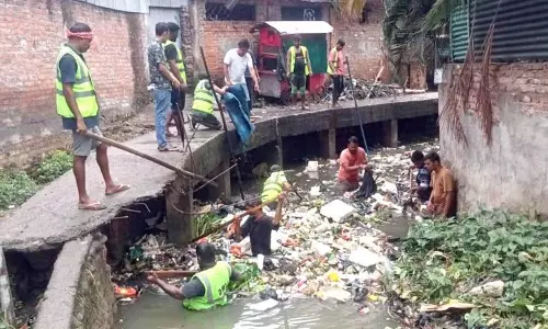 DMC ने नेपाली बस्ती में जाम हुए नाले को साफ किया