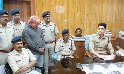 दंगा प्रभावित Murshidabad में अवैध हथियार बरामद, दो गिरफ्तार दंगा प्रभावित Murshidabad में अवैध हथियार बरामद, दो गिरफ्तार