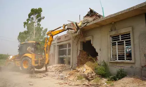 Jalandhar: ड्रग विक्रेता के अवैध ढांचों को ढहाया गया Jalandhar: ड्रग विक्रेता के अवैध ढांचों को ढहाया गया