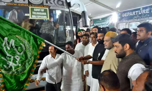 Telangana: उत्तम ने हज यात्रियों को हरी झंडी दिखाकर रवाना किया Telangana: उत्तम ने हज यात्रियों को हरी झंडी दिखाकर रवाना किया
