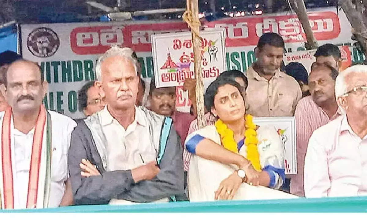 VSP कार्यकर्ताओं के समर्थन में शर्मिला ने अनिश्चितकालीन भूख हड़ताल शुरू की