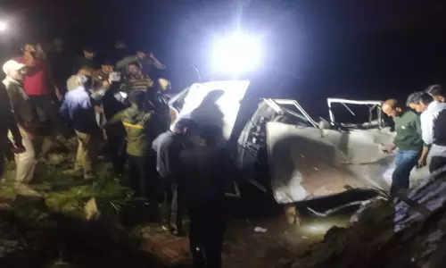 Pauri: अनियंत्रित होकर खाई में गिरी बोलेरो, एक महिला की मौत, छह घायल Pauri: अनियंत्रित होकर खाई में गिरी बोलेरो, एक महिला की मौत, छह घायल