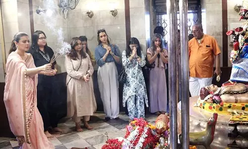 मां की रिलीज से पहले Kajol  ने कोलकाता के दक्षिणेश्वर काली मंदिर में लिया आशीर्वाद