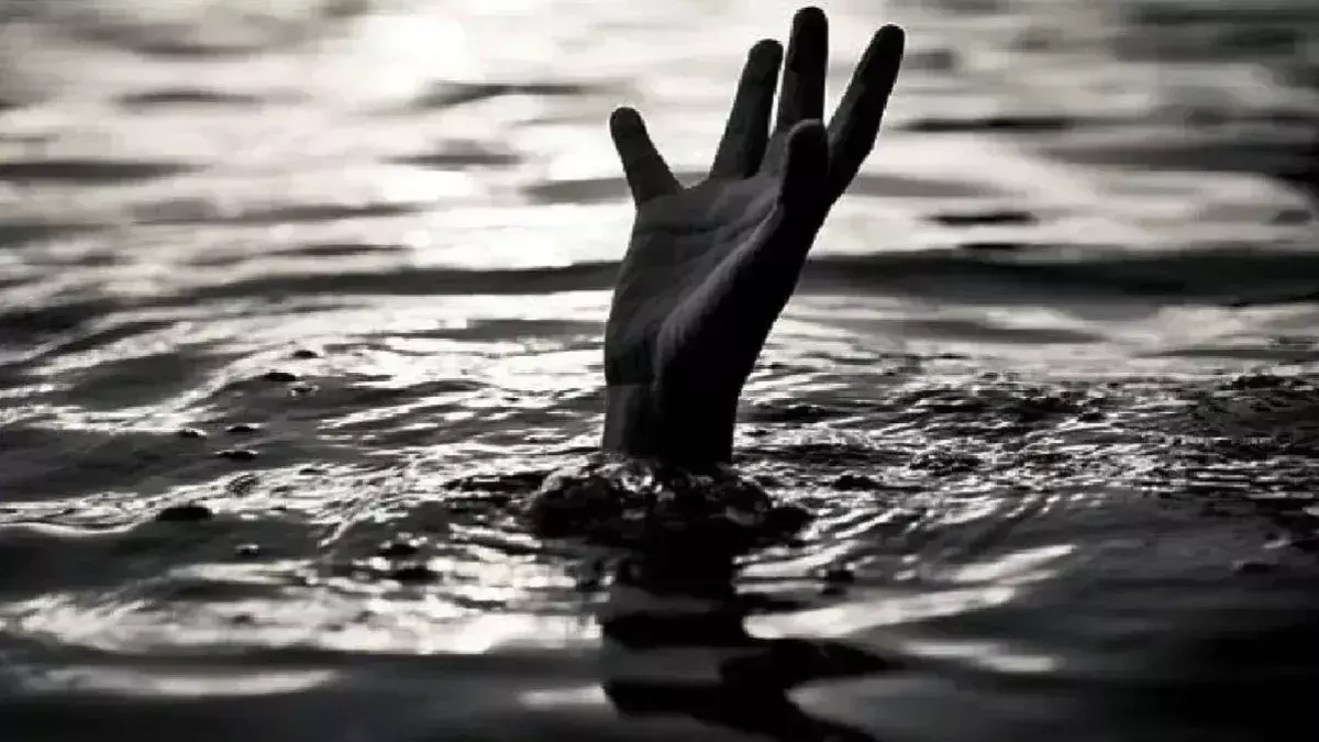 Pratapgarh: मिट्टी निकालते समय नदी में डूबीं चार बच्चियां Pratapgarh: मिट्टी निकालते समय नदी में डूबीं चार बच्चियां