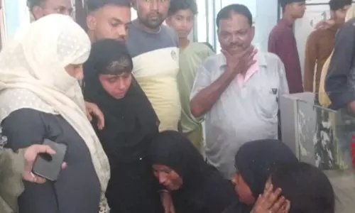 Moradabad: डंपर ने ई-रिक्शा को रौंदा, कॉलेज जा रही दो छात्राओं की मौत Moradabad: डंपर ने ई-रिक्शा को रौंदा, कॉलेज जा रही दो छात्राओं की मौत