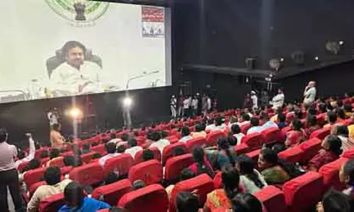 Dy CM Pawan Kalyan लोगों से संवाद करने के लिए सिल्वर स्क्रीन का उपयोग करते Dy CM Pawan Kalyan लोगों से संवाद करने के लिए सिल्वर स्क्रीन का उपयोग करते