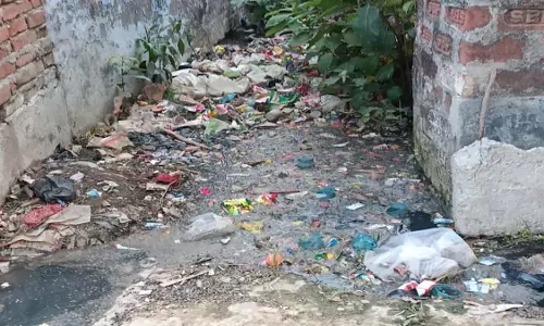 DMC ने नेपाली बस्ती में बंद नाले को साफ किया DMC ने नेपाली बस्ती में बंद नाले को साफ किया