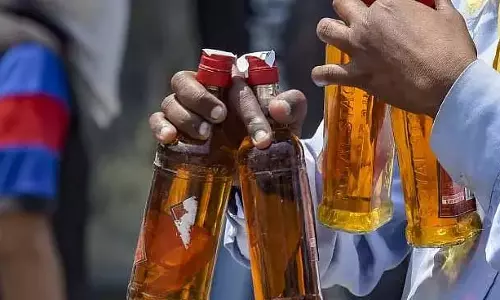 Jabalpur : 1.63 लाख की अवैध शराब जब्त, 41 पेटी देसी दारू के साथ व्यक्ति पकड़ा गया Jabalpur : 1.63 लाख की अवैध शराब जब्त, 41 पेटी देसी दारू के साथ व्यक्ति पकड़ा गया
