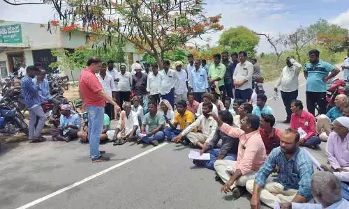 Siddipet जिले के थोगुटा में हरी खाद के बीज की मांग को लेकर किसानों ने किया प्रदर्शन