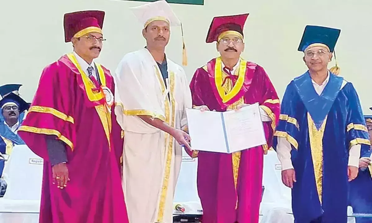 Andhra: पुलिवेंदुला विद्वान ने पीएच.डी. प्राप्त की
