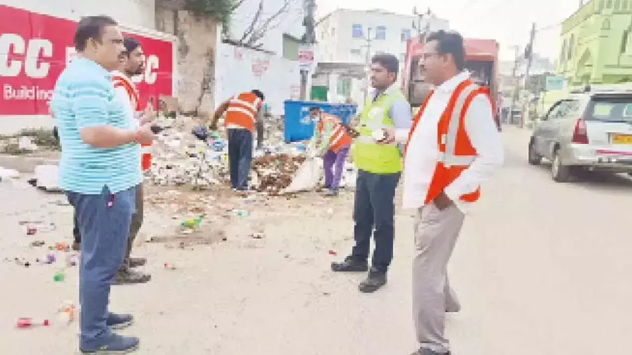 Telangana: समय पर ढेर लगा कचरा न उठाने से जीएचएमसी के बाबू भी परेशान