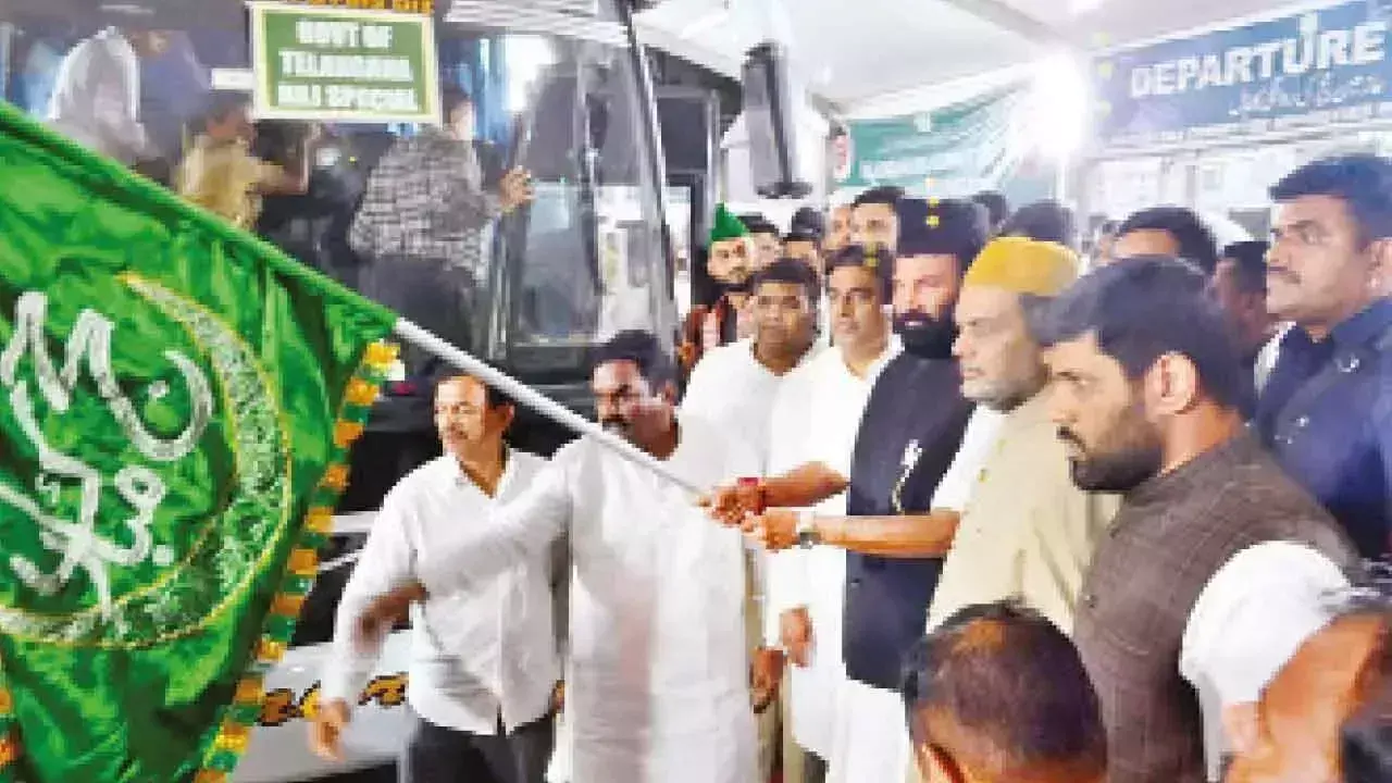 Telangana: उत्तम ने हज यात्रियों को मक्का की पवित्र यात्रा के लिए हरी झंडी दिखाई Telangana: उत्तम ने हज यात्रियों को मक्का की पवित्र यात्रा के लिए हरी झंडी दिखाई