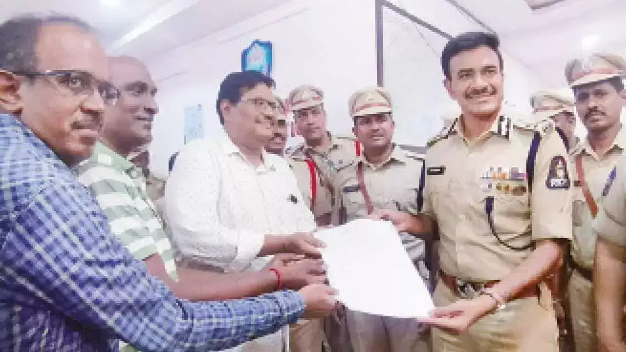 Telangana: सीवी आनंद ने टोलीचौकी पुलिस स्टेशन का उद्घाटन किया Telangana: सीवी आनंद ने टोलीचौकी पुलिस स्टेशन का उद्घाटन किया