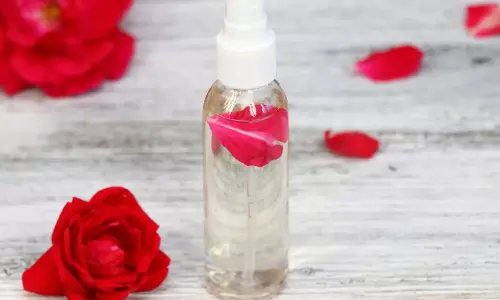 स्किन-हेयर केयर में गुलाब जल का जादू स्किन-हेयर केयर में गुलाब जल का जादू