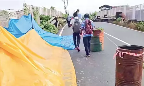 Margao में रावनफोंड रेलवे पुल की दीवार ढहने के बाद इसे बंद कर दिया गया Margao में रावनफोंड रेलवे पुल की दीवार ढहने के बाद इसे बंद कर दिया गया
