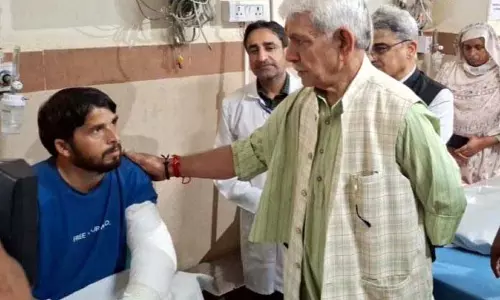 LG ने राजौरी का दौरा किया, पाक की ओर से अकारण भारी गोलीबारी से प्रभावित परिवारों से मुलाकात की