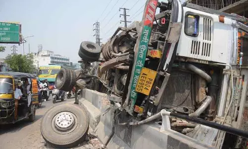 Ludhiana: फ्लाईओवर पर ट्रक पलटने से घंटों जाम लगा रहा Ludhiana: फ्लाईओवर पर ट्रक पलटने से घंटों जाम लगा रहा