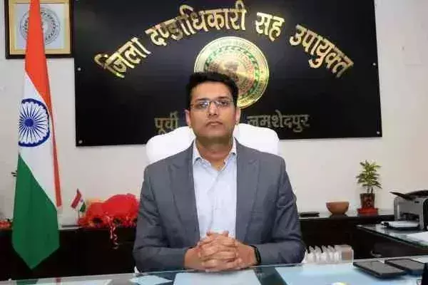 Jamshedpur: साइबर अपराधियों ने फिर बनाई डीसी की फेक फेसबुक आईडी Jamshedpur: साइबर अपराधियों ने फिर बनाई डीसी की फेक फेसबुक आईडी