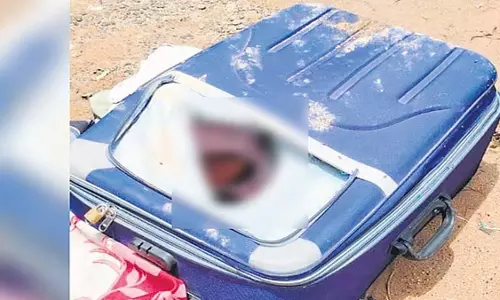 बेंगलुरु में ट्रॉली बैग में ठूंसा हुआ 18 वर्षीय लड़की का शव मिला बेंगलुरु में ट्रॉली बैग में ठूंसा हुआ 18 वर्षीय लड़की का शव मिला