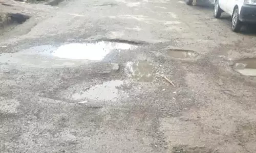 Jammu: कुल्लन-जिरपोरा सड़क खस्ताहाल, निवासियों ने मरम्मत की मांग की Jammu: कुल्लन-जिरपोरा सड़क खस्ताहाल, निवासियों ने मरम्मत की मांग की