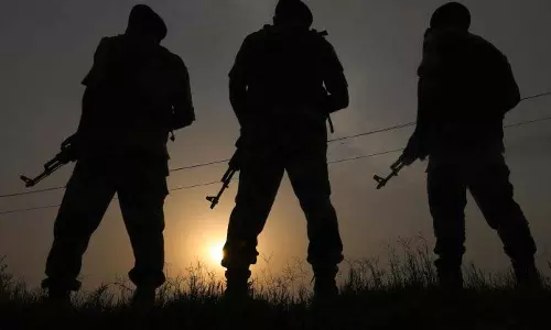 45-50 आतंकवादियों की घुसपैठ की कोशिश नाकाम: BSF 45-50 आतंकवादियों की घुसपैठ की कोशिश नाकाम: BSF