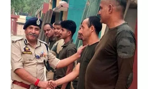 सुरक्षा बलों के बीच समन्वय बढ़ाने के लिए DIG JKS रेंज ने सीमावर्ती क्षेत्रों का दौरा किया सुरक्षा बलों के बीच समन्वय बढ़ाने के लिए DIG JKS रेंज ने सीमावर्ती क्षेत्रों का दौरा किया