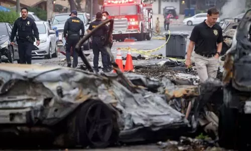 USA: San Diego की रिहायशी सड़क पर छोटा विमान दुर्घटनाग्रस्त, एक घर को भारी नुकसान USA: San Diego की रिहायशी सड़क पर छोटा विमान दुर्घटनाग्रस्त, एक घर को भारी नुकसान