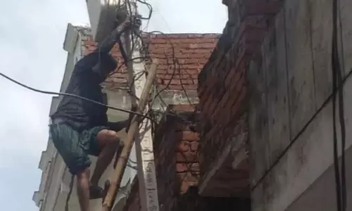 झुग्गी झोपड़ि‍यों में अचानक छापा मारने पहुंची Electricity Department की टीम, अंदर का नजारा देख उड़े  होश