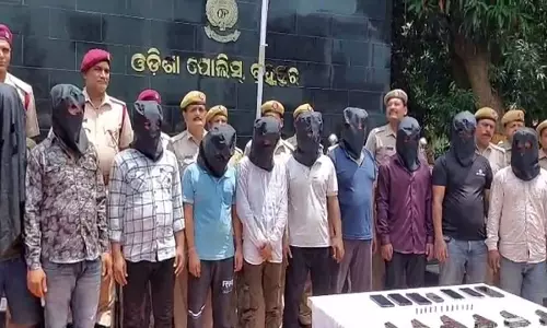 Brahmapur police ने 12 खूंखार अपराधियों को आग्नेयास्त्रों और गोला-बारूद के साथ किया गिरफ्तार Brahmapur police ने 12 खूंखार अपराधियों को आग्नेयास्त्रों और गोला-बारूद के साथ किया गिरफ्तार