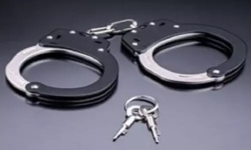 ओडिशा विजिलेंस ने पुलिस ASI प्रदीप कुमार बेहरा को रिश्वत लेते किया गिरफ्तार ओडिशा विजिलेंस ने पुलिस ASI प्रदीप कुमार बेहरा को रिश्वत लेते किया गिरफ्तार