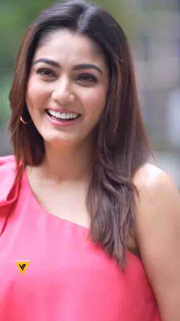 सना मकबूल की Smile के दीवाने हुए फैंस