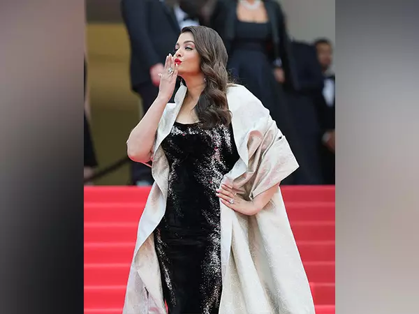 Cannes : ऐश्वर्या राय बच्चन ने भगवद गीता श्लोक वाली केप पहनी Cannes : ऐश्वर्या राय बच्चन ने भगवद गीता श्लोक वाली केप पहनी