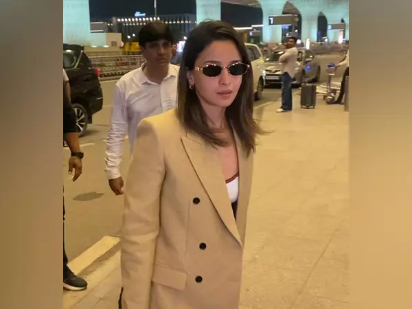 Alia Bhatt कान फिल्म फेस्टिवल में अपनी पहली उपस्थिति के लिए रवाना हुईं Alia Bhatt कान फिल्म फेस्टिवल में अपनी पहली उपस्थिति के लिए रवाना हुईं