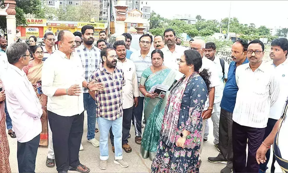 Andhra: पार्कों के विकास के लिए योजना तैयार करें: नगर निगम प्रमुख Andhra: पार्कों के विकास के लिए योजना तैयार करें: नगर निगम प्रमुख