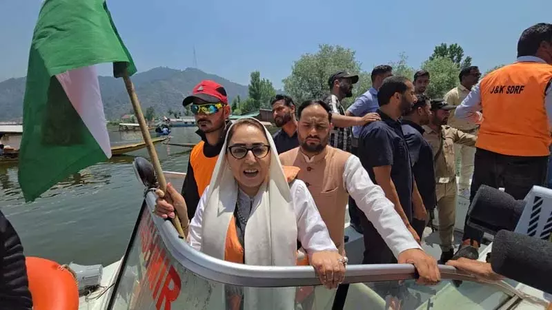 ऑपरेशन सिन्दूर के जश्न में बीजेपी ने डल झील पर तिरंगा शिकारा रैली निकाली ऑपरेशन सिन्दूर के जश्न में बीजेपी ने डल झील पर तिरंगा शिकारा रैली निकाली