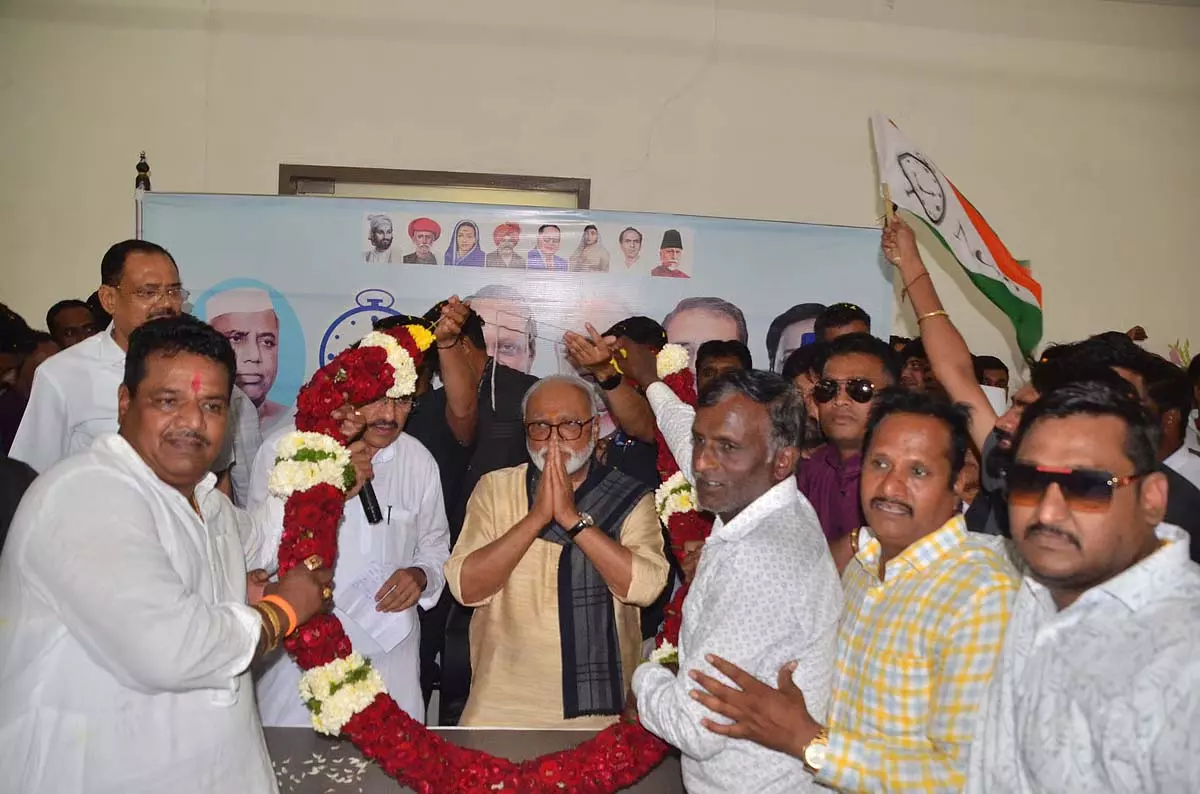 Nashik : मंत्री पद की शपथ लेने के बाद छगन भुजबल का गर्मजोशी से स्वागत Nashik : मंत्री पद की शपथ लेने के बाद छगन भुजबल का गर्मजोशी से स्वागत