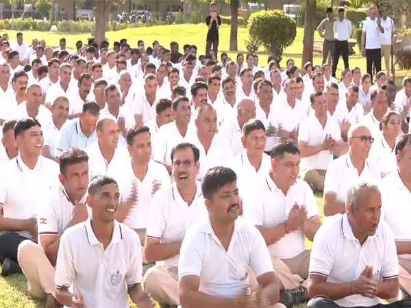 Police कमिश्नरेट ने पुलिसकर्मियों के स्वास्थ्य को बेहतर बनाने के लिए हास्य योग सत्र का आयोजन किया Police कमिश्नरेट ने पुलिसकर्मियों के स्वास्थ्य को बेहतर बनाने के लिए हास्य योग सत्र का आयोजन किया