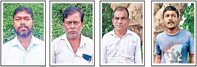 Odisha : चार सरकारी कर्मचारी सतर्कता जांच के घेरे में Odisha : चार सरकारी कर्मचारी सतर्कता जांच के घेरे में